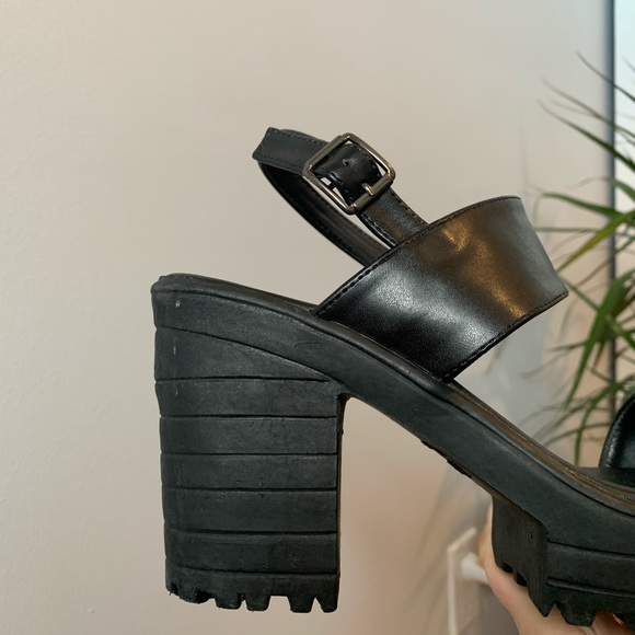 Chunky platform sandal heels in black - Picture 6 of 7